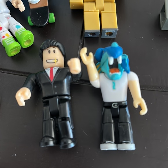 Roblox collectible figures bundled grab bag lot of 6 + box and paint stand - Picture 2 of 6